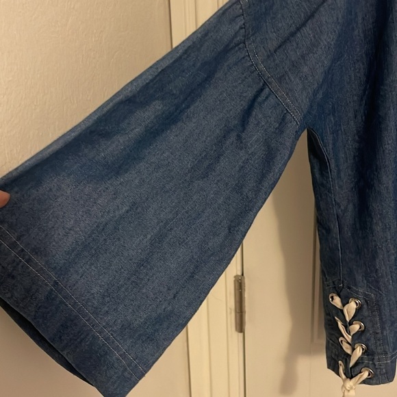 Women’s size medium KORI AMERICA long Bell sleeve denim top V-neck. Side lace - Picture 9 of 9